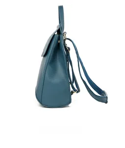 Detailansicht der Rückseite des pfauenblauen Lederrucksacks mit gewebten Gurten