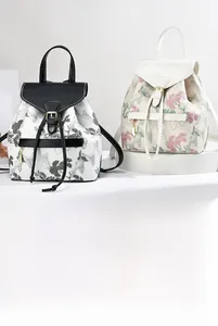 Dettaglio dello zaino a fiori con chiusura a coulisse e fibbia in metallo dorato