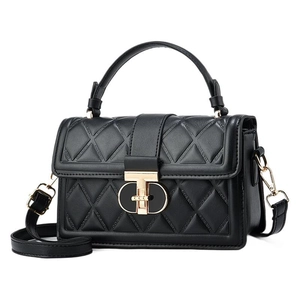 Sac à main noir matelassé avec boucle dorée GD et bandoulière amovible
