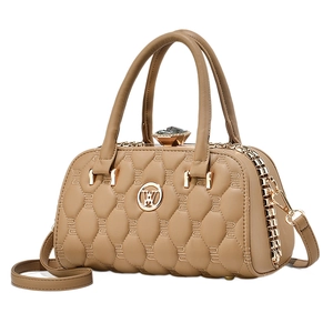Sac polochon matelassé kaki avec fermoir en strass et logo métallique doré élégant