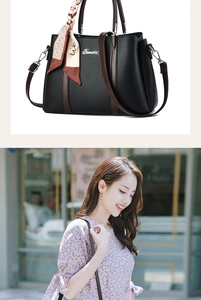 Dettaglio della borsa in pelle martellata nera con inserti marroni e foulard di seta