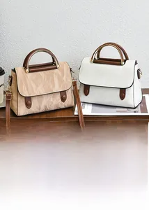 Détails du sac sous le bras beige plissé rétro avec poignée en anneau métallique doré