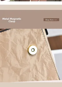 Détail du fermoir magnétique doré sur un sac bandoulière beige plissé au design chic