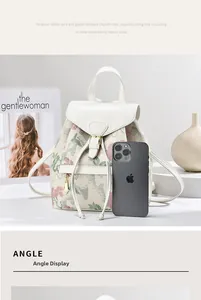 Dettaglio dello zaino in pelle intrecciata con stampa floreale e fibbia in oro metallo