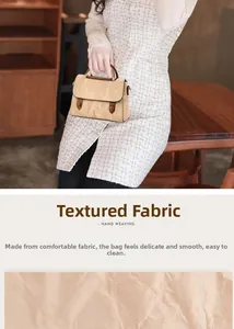 Détail de la texture tissée main et des boucles marron d'un sac à bandoulière beige