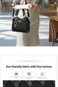 Detailansicht der schwarzen gesteppten Handtasche mit Metallringgriff und Öko-Stofftextur