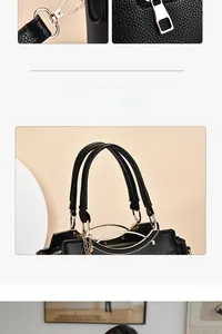 Details der schwarzen Handtasche mit Lychee-Leder, goldenen Beschlägen und Rundgriff