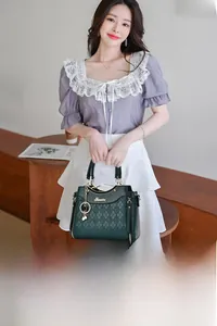 Detailansicht der dunkelgrünen Rautensteppung aus Leder mit elegantem Metallgriff
