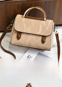 Vue frontale détaillée d'un sac à main rétro plissé avec des ferrures dorées