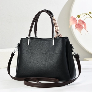 Elegante borsa a mano nera motivo litchi con manici marroni e dettaglio foulard in seta