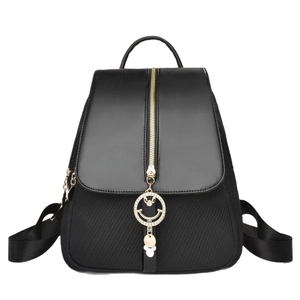 Zaino da donna nero in ecopelle con ciondolo smiley di strass e cerniera verticale alla moda