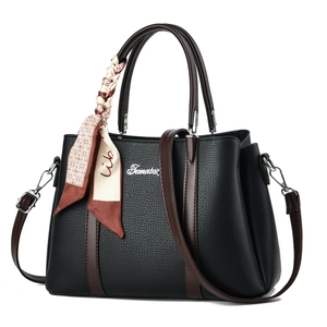 Elegante borsa a mano nera a grana di litchi con foulard e tracolla regolabile
