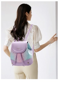 Détail d'un sac à dos floral dégradé lavande avec clous dorés sur le dos d'un mannequin