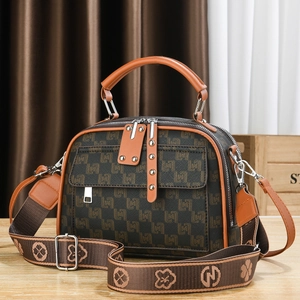 Petit sac rond vintage marron foncé avec motif rétro et bandoulière large pour femme