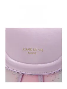 Détail du sac à dos en cuir lavande avec logo doré et motifs floraux élégants