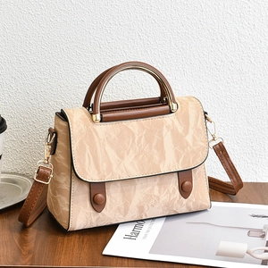Sac sous le bras beige minimaliste avec anses marron et finition cuir PU texturé