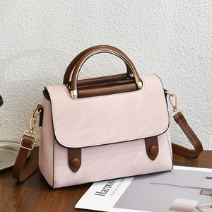 Sac sous le bras à motif marbre rose avec poignées brunes et bandoulière amovible