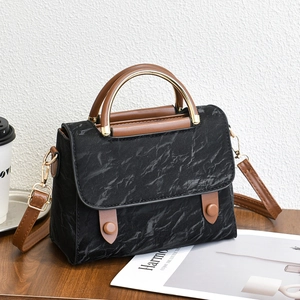 Sac sous le bras style français noir marbré avec lanières brunes et boucles dorées