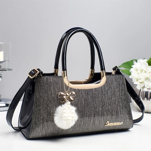 Sac à main élégant en cuir verni noir et paillettes argentées avec pendentif en perles