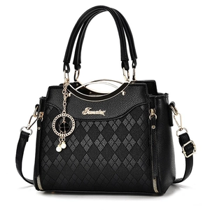 Klassische schwarze Lederhandtasche für Damen mit Rautensteppung und goldener Hardware
