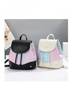 Détail de sacs à dos à dégradé avec motifs floraux et fermeture à cordon
