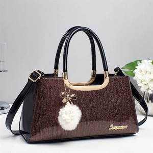 Sac à main élégant en paillettes rouge foncé avec poignées en cuir verni noir