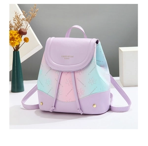 Détail du sac à dos dégradé avec garniture en cuir violet et motif floral