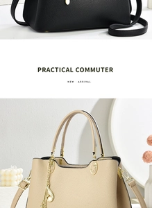 Détails du sac à main noir à grain litchi avec ferrures dorées et pompon élégant