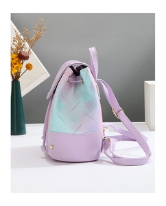 Détail du sac à dos fleuri violet avec dégradé bleu-rose et fermeture par cordon
