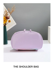 Détail du sac à bandoulière en simili cuir lilas avec motif floral et fermeture nouée