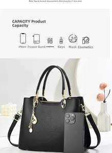 Vue détaillée de la grande capacité du sac à main noir en cuir grainé avec détails dorés