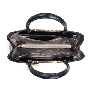 Vue de dessus du sac à main en cuir verni noir avec double poignée et détails dorés