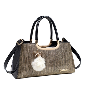 Sac à main doré texturé avec poignées en laque noire et charm perlé élégant pour femme