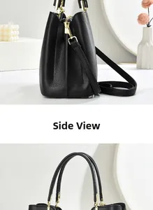 Vue latérale du sac à main noir en cuir grainé avec finitions dorées et bandoulière