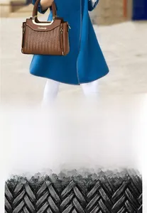 Détail de la texture tissée et du tissu marron foncé avec poignée en métal doré chic