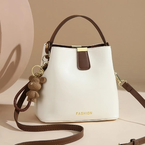 Bolso Bombonera de Cuero PU para Mujer con Textura Tejida Bolso de Bandolera Con Amuleto de Oso Bolso de Mano para Mujer