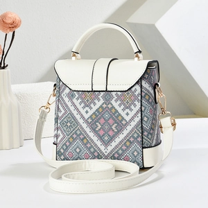 Ethno-Stil Mini Umhängetasche mit geometrischem Muster und cremefarbenen Lederriemen