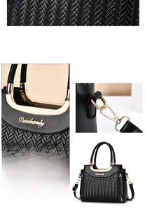 Détail d'un sac à main noir tressé avec chaîne dorée et accessoires métalliques fins
