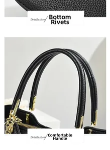 Détails du sac noir grainé avec des clous de protection et deux poignées élégantes