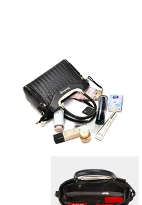 Détail de l'intérieur d'un sac à main tissé avec compartiments et articles de toilette