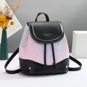 Zaino floreale sfumato con patta in pelle nera e chiusura a coulisse alla moda