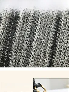 Gros plan sur le tissu en tweed noir et blanc avec anneau en D en métal doré haut de gamme