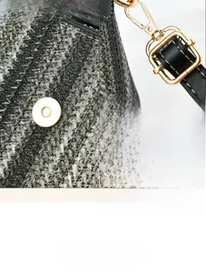 Détails de la ferrure dorée durable et de la texture tissée d'un sac bandoulière élégant