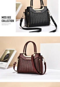 Vue détaillée de la texture tissée et du logo doré sur sacs noir et bordeaux