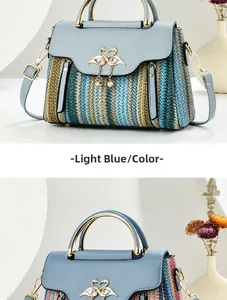 Détail d'un sac tissé coloré avec rabat en cuir bleu clair et fermoir cygne doré chic