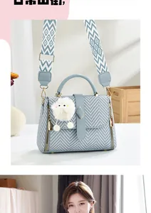 Détails du sac bandoulière bleu clair avec sangle géométrique, dorure et charme peluche