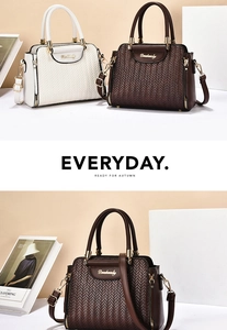 Détails de la texture cuir tressé et fermetures éclair dorées sur sacs de luxe