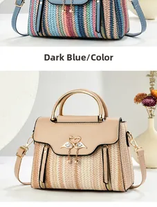 Détail d'un sac à main tissé coloré avec poignée dorée et fermoir en forme de cygne