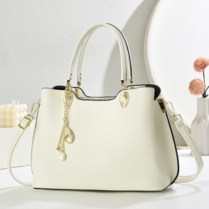 Sac à main élégant en cuir crème à motif litchi avec fermoir doré et pendentif perle