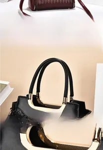 Détail de la poignée en métal doré et texture tressée sur un sac à main élégant